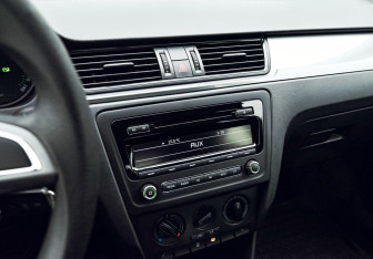 Подержанный автомобиль Skoda Rapid Liftback 2014 года (10 фото)