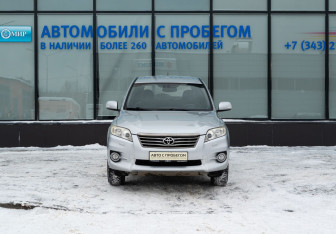 Подержанный автомобиль Toyota RAV4 2010 года (8 фото)