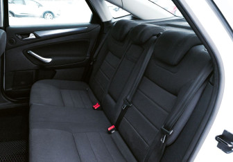 Подержанный автомобиль Ford Mondeo Liftback 2010 года (20 фото)