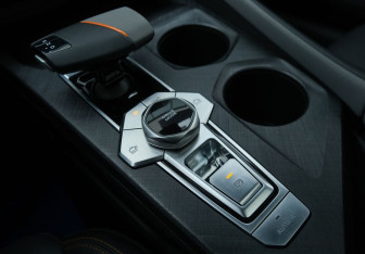 Подержанный автомобиль Changan UNI-V 2023 года (14 фото)