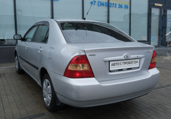Подержанный автомобиль Toyota Corolla Sedan 2004 года (3 фото)