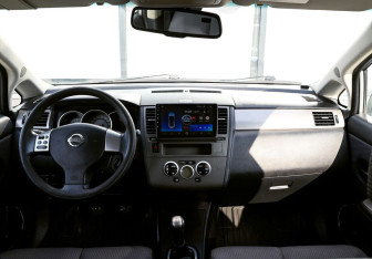 Подержанный автомобиль Nissan Tiida Hatchback 2008 года (12 фото)