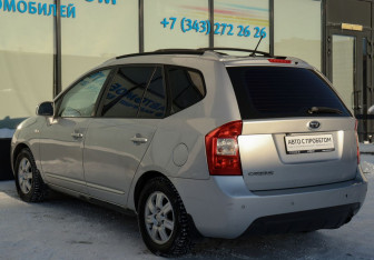 Подержанный автомобиль Kia Carens 2007 года (3 фото)