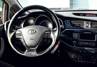 Подержанный автомобиль Kia Ceed Hatchback 2014 года (18 фото)