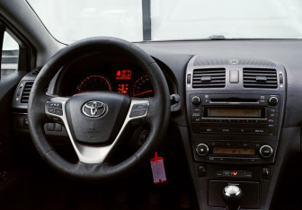 Подержанный автомобиль Toyota Avensis Sedan 2009 года (18 фото)