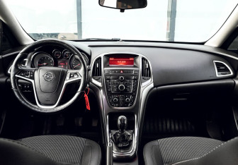 Подержанный автомобиль Opel Astra Hatchback 2012 года (19 фото)