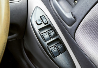 Подержанный автомобиль Toyota Platz 2000 года (12 фото)