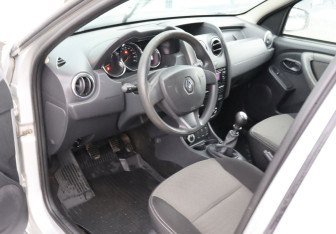 Подержанный автомобиль Renault Duster 2015 года (9 фото)