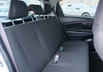 Подержанный автомобиль Toyota Vitz 2018 года (17 фото)