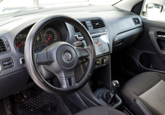 Подержанный автомобиль Volkswagen Polo Sedan 2015 года (10 фото)
