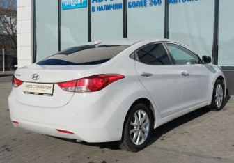 Подержанный автомобиль Hyundai Avante Sedan 2011 года (5 фото)