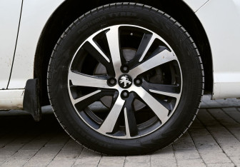 Подержанный автомобиль Peugeot 408 2016 года (19 фото)