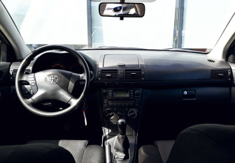 Подержанный автомобиль Toyota Avensis Sedan 2008 года (17 фото)