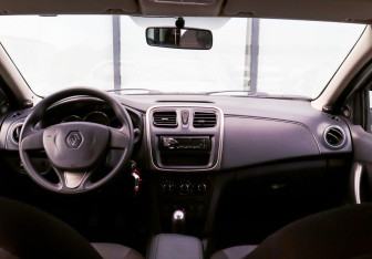 Подержанный автомобиль Renault Logan Sedan 2015 года (16 фото)