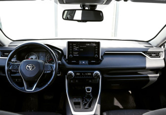Подержанный автомобиль Toyota RAV4 2020 года (12 фото)