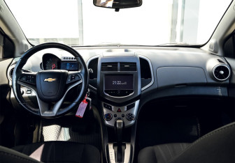 Подержанный автомобиль Chevrolet Aveo Hatchback 2014 года (18 фото)