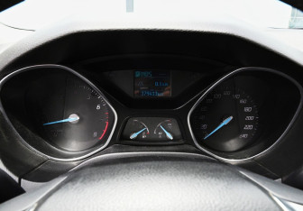 Подержанный автомобиль Ford Focus Sedan 2011 года (11 фото)