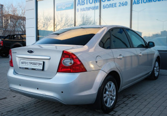 Подержанный автомобиль Ford Focus Sedan 2010 года (5 фото)
