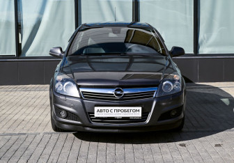 Подержанный автомобиль Opel Astra Sedan 2012 года (8 фото)