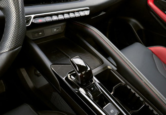 Подержанный автомобиль Geely Coolray 2024 года (10 фото)