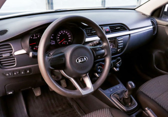 Подержанный автомобиль Kia Rio Sedan 2019 года (14 фото)