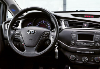Подержанный автомобиль Kia Ceed Hatchback 2015 года (22 фото)