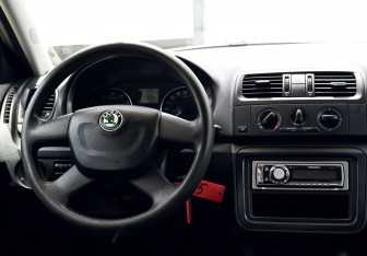 Подержанный автомобиль Skoda Fabia Hatchback 2010 года (17 фото)