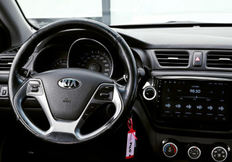 Подержанный автомобиль Kia Rio Sedan 2015 года (19 фото)