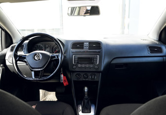 Подержанный автомобиль Volkswagen Polo Sedan 2017 года (17 фото)