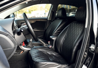 Подержанный автомобиль Toyota Corolla Sedan 2010 года (17 фото)