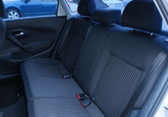 Подержанный автомобиль Volkswagen Polo Sedan 2013 года (17 фото)