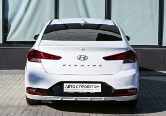 Подержанный автомобиль Hyundai Elantra Sedan 2019 года (4 фото)