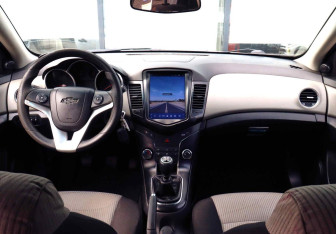 Подержанный автомобиль Chevrolet Cruze Sedan 2011 года (17 фото)