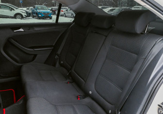 Подержанный автомобиль Volkswagen Jetta Sedan 2013 года (17 фото)