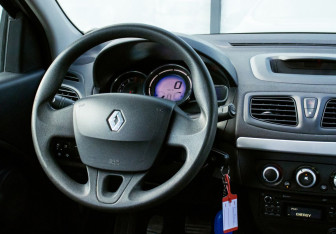 Подержанный автомобиль Renault Megane Hatchback 2013 года (17 фото)
