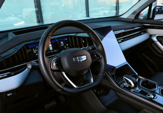 Подержанный автомобиль Geely Atlas 2024 года (10 фото)