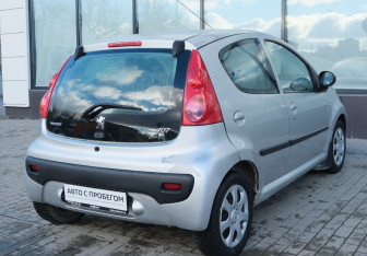 Подержанный автомобиль Peugeot 107 2009 года (5 фото)
