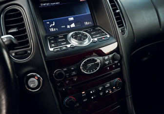 Подержанный автомобиль Infiniti QX50 2015 года (11 фото)