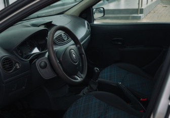 Подержанный автомобиль Renault Clio Hatchback 2008 года (9 фото)