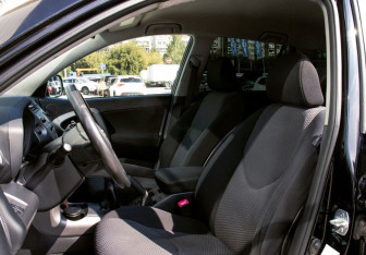 Подержанный автомобиль Toyota RAV4 2006 года (15 фото)