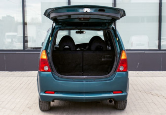 Подержанный автомобиль Daihatsu YRV 2001 года (19 фото)
