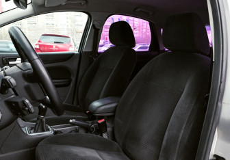 Подержанный автомобиль Ford Focus Hatchback 2006 года (9 фото)