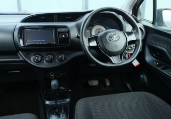 Подержанный автомобиль Toyota Vitz 2018 года (10 фото)