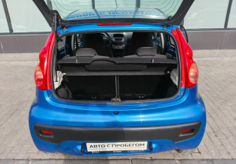 Подержанный автомобиль Peugeot 107 2009 года (18 фото)