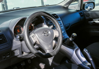 Подержанный автомобиль Toyota Auris Hatchback 2009 года (13 фото)