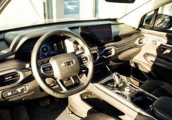 Подержанный автомобиль Geely Okavango 2023 года (13 фото)
