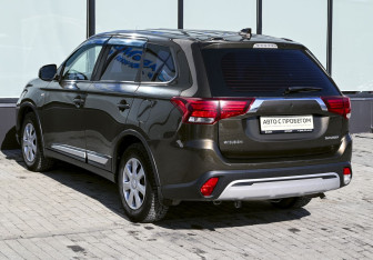 Подержанный автомобиль Mitsubishi Outlander 2018 года (3 фото)