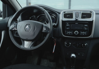 Подержанный автомобиль Renault Sandero 2017 года (10 фото)