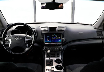 Подержанный автомобиль Toyota Highlander 2012 года (18 фото)