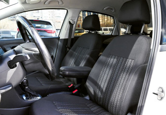 Подержанный автомобиль Volkswagen Polo Sedan 2015 года (14 фото)